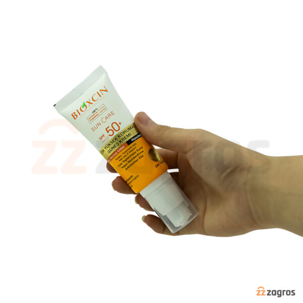 کرم ضد آفتاب رنگی بیوکسین +spf50 مناسب پوست معمولی و خشک 50 میل