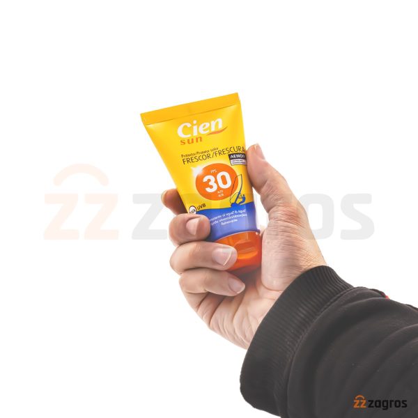 کرم ضد آفتاب Cien حاوی Spf30 بی رنگ مناسب پوست حساس 75 میل