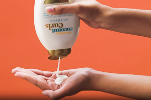 شامپو بدون سولفات Ogx حاوی روغن نارگیل مناسب موهای فر 385 میل